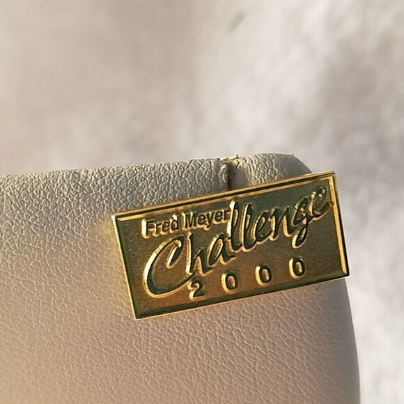 Fred Meyer Challenge 2000 Charity Golf Pin - Picture 1 of 4
